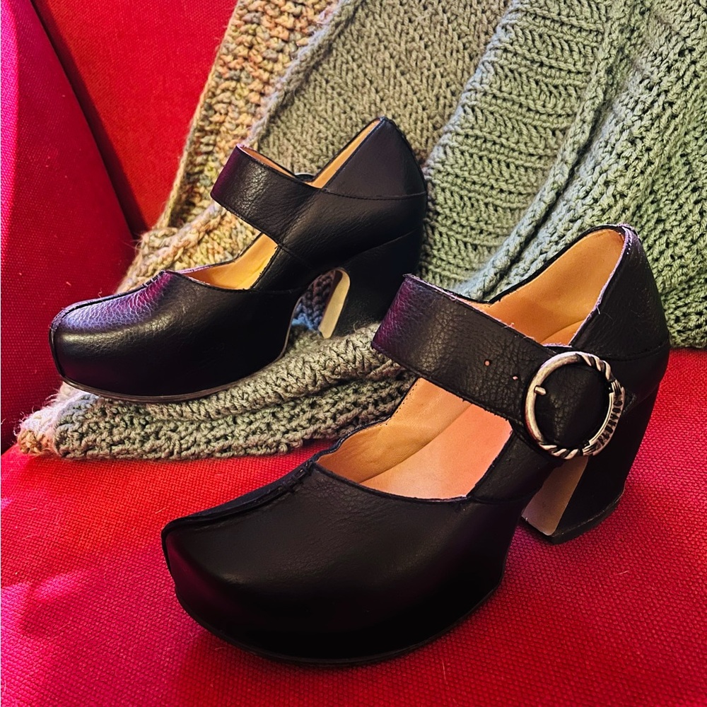 Killer John Fluevog Black Platform Mary Jane’s - Picture 2 of 12